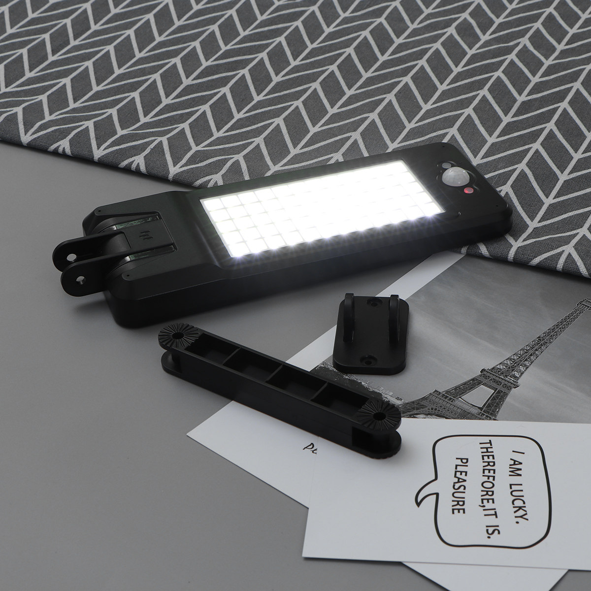 مصباح حائط يعمل بالطاقة الشمسي - مراجعة Pool Light Solar Rechargeable وسعره